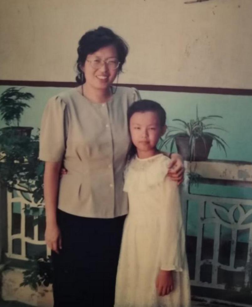 著名主持人李艾：嫁给自己经纪人，婚后一直分房睡，连楼层都不同