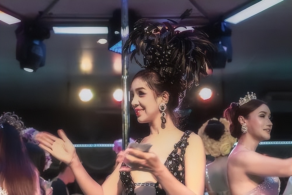 泰国人妖表面光鲜亮丽，实则承受沉重的代价，看完算是涨知识了！