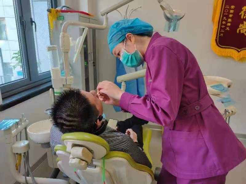 70岁的老人种牙好不好,老年人想种牙应该咨询什么