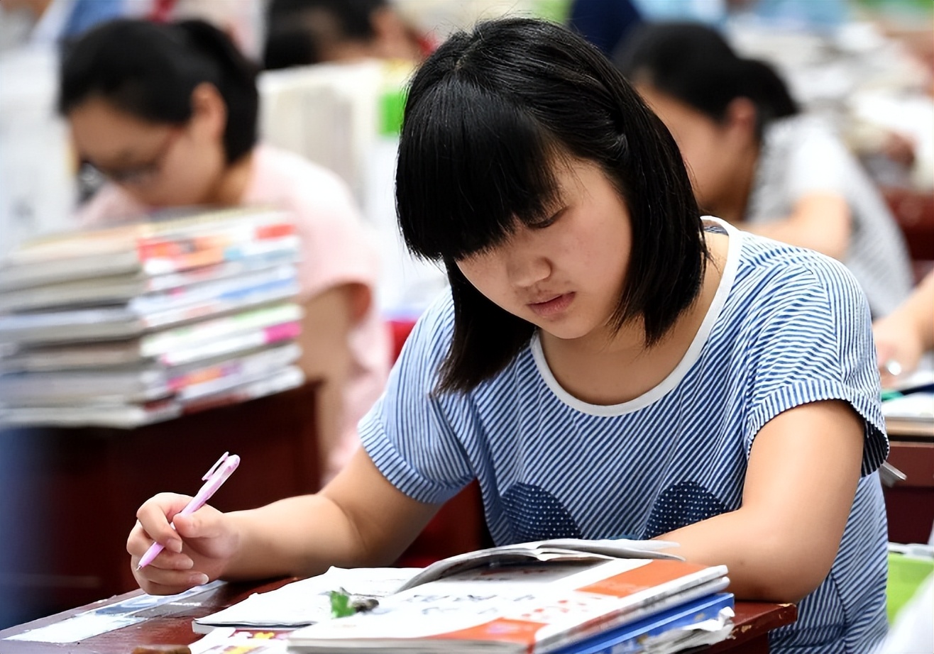 中专生考研上暨大，自称“弥补曾经偷过的懒”，网友却说：没意义