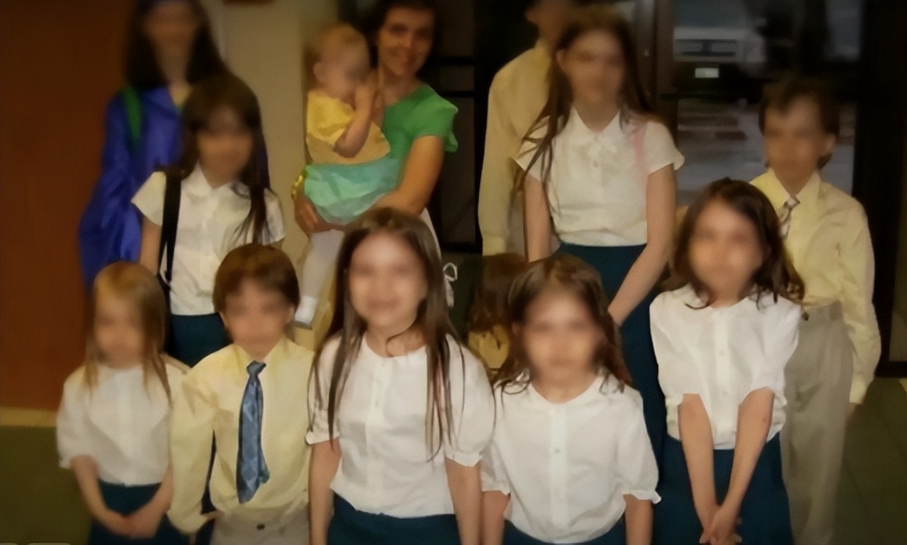 美国夫妇把十三个孩子当狗养,美国夫妇收养中国孩子成为名人