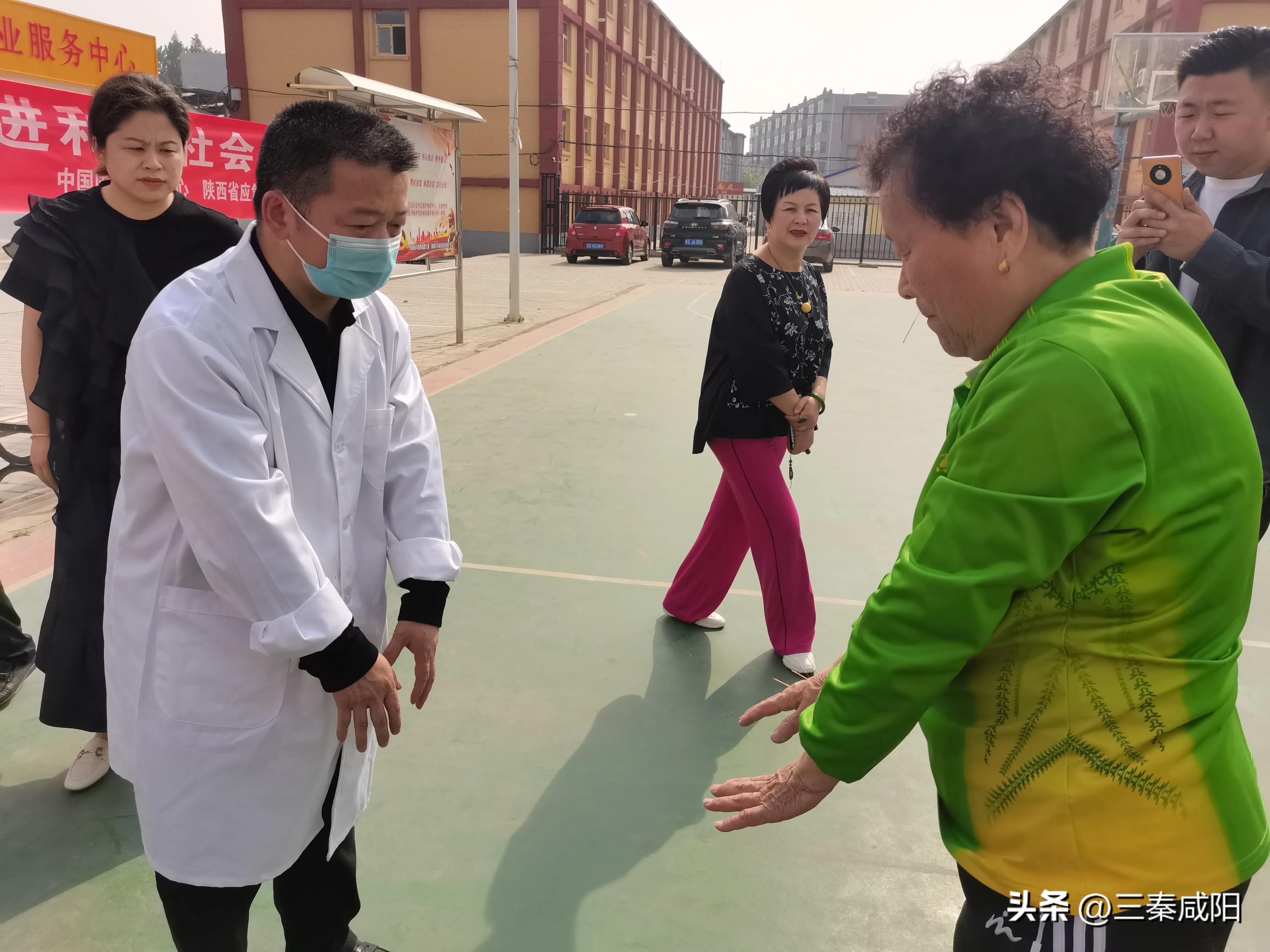 政协委员进社区暖心义诊送健康,健康义诊进乡村服务百姓暖人心