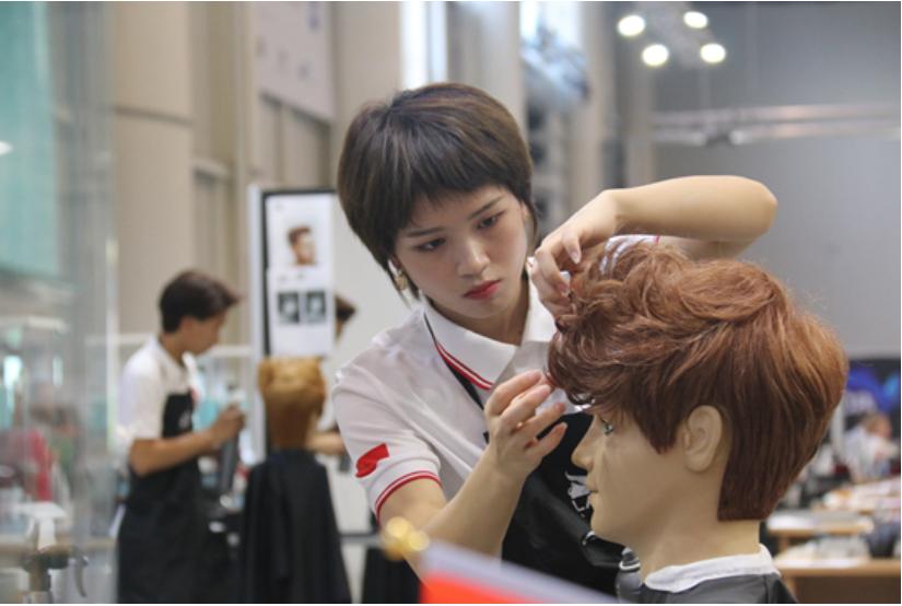 学焊接、美发的世界冠军！不敢想，这些20出头的年轻人曾是大山里的留守儿童