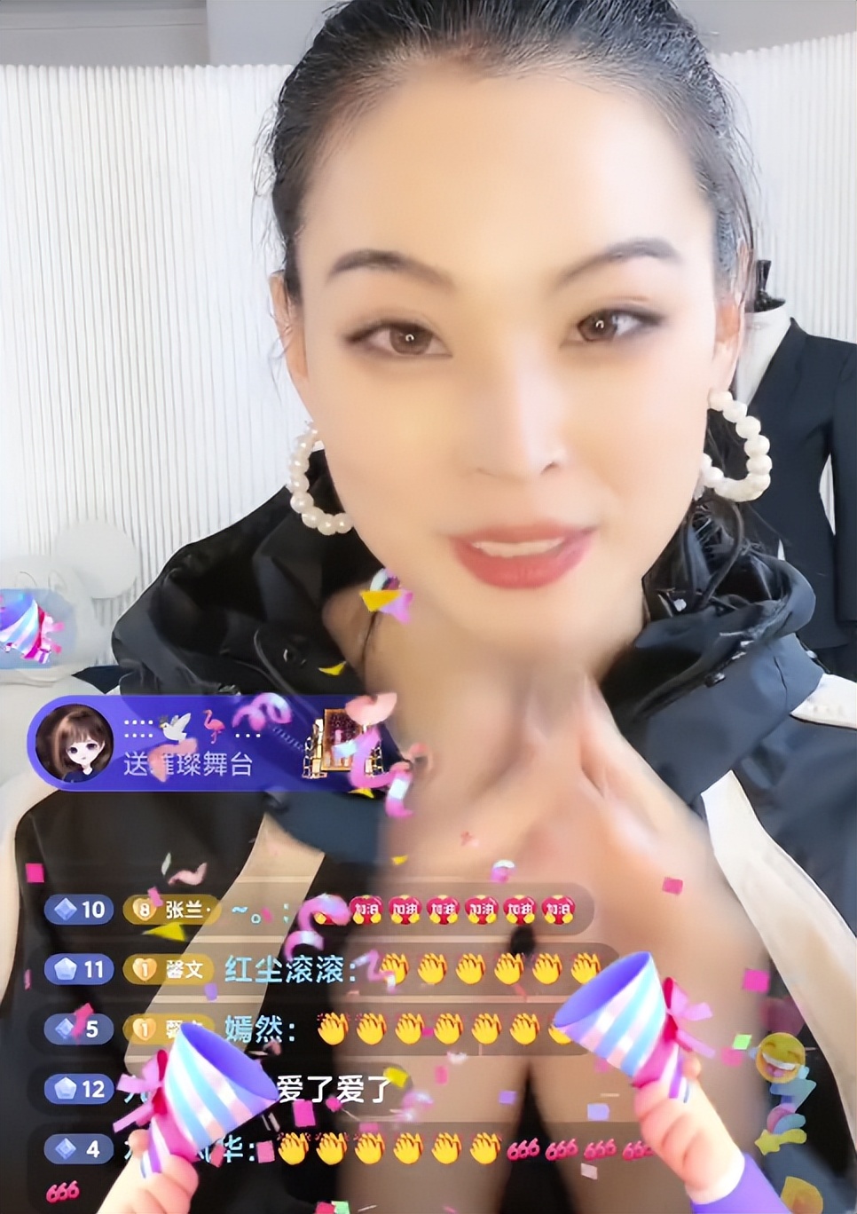 文文直播边跳边卖货，7000粉丝狂送礼！做直播，她比张兰有料