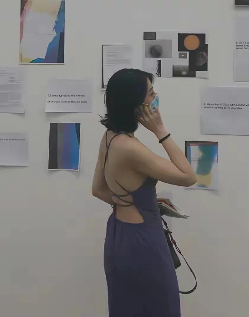 直播国企领导与小三出轨逛街被拍，天价*养包**的小三身材果然火辣！