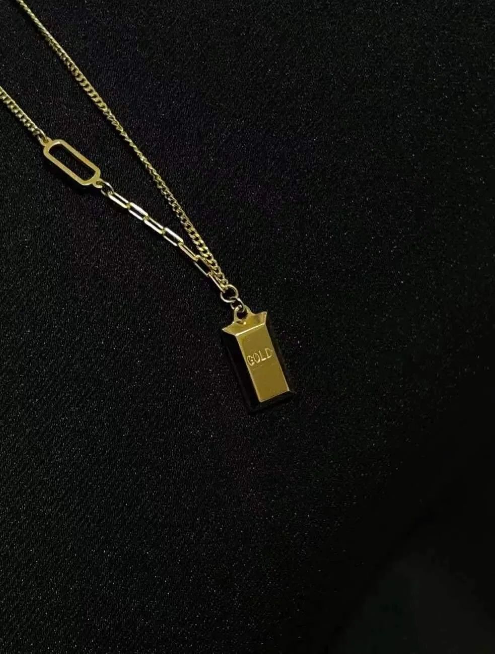 迎财神要摆几样东西最好,手捧元宝的财神金子