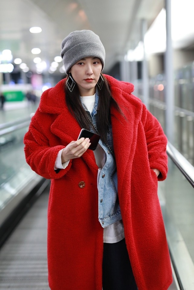 曾黎天蓝色高领毛绒大衣,曾黎棕色衣服黑色大衣