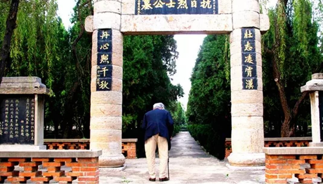 88岁日本老兵来到四川祭拜川军，提出惊人遗愿：为我造一座跪像吧