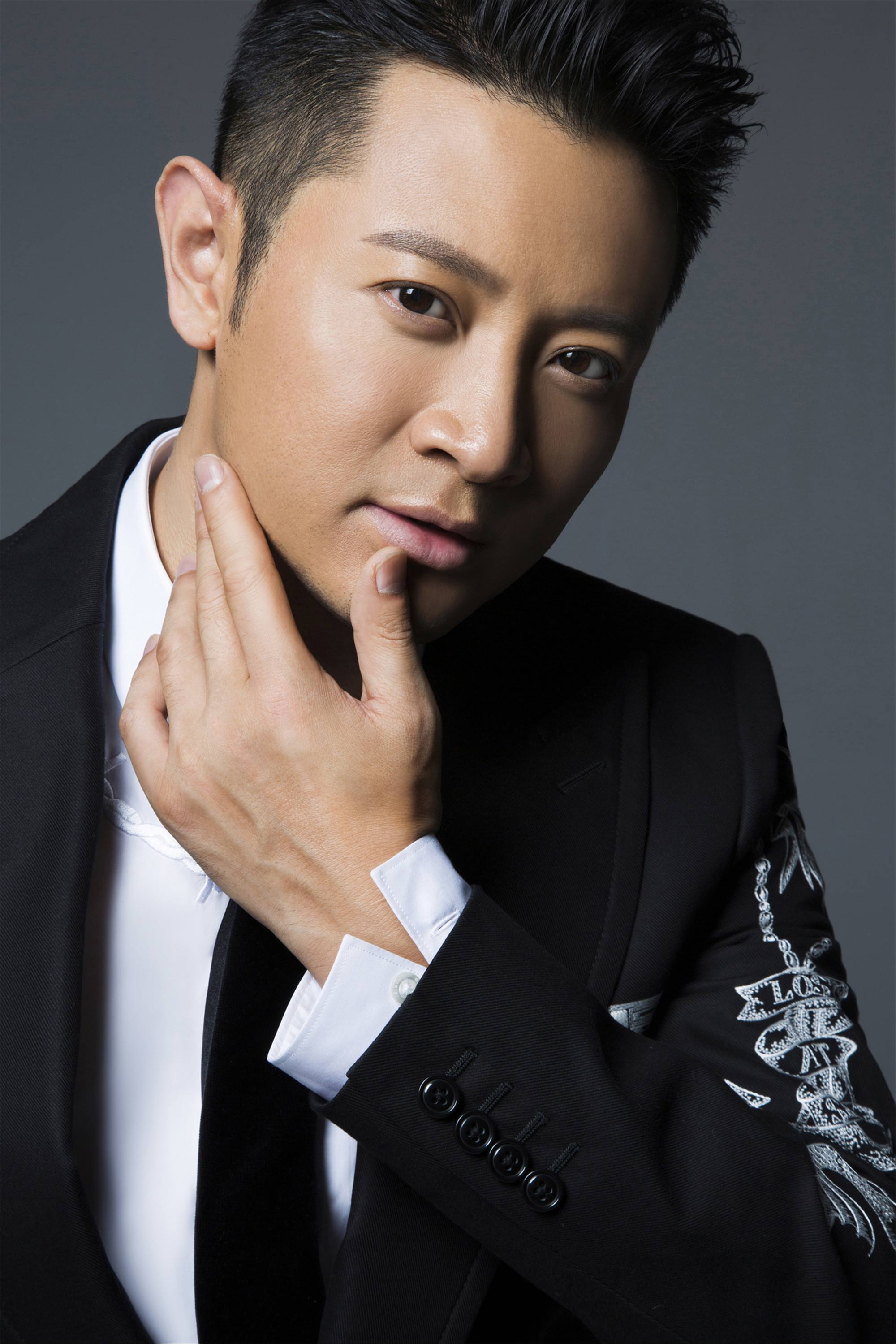 53岁知名歌手意外受伤！因喜爱世界杯去踢球，被踢中眼睛严重受伤