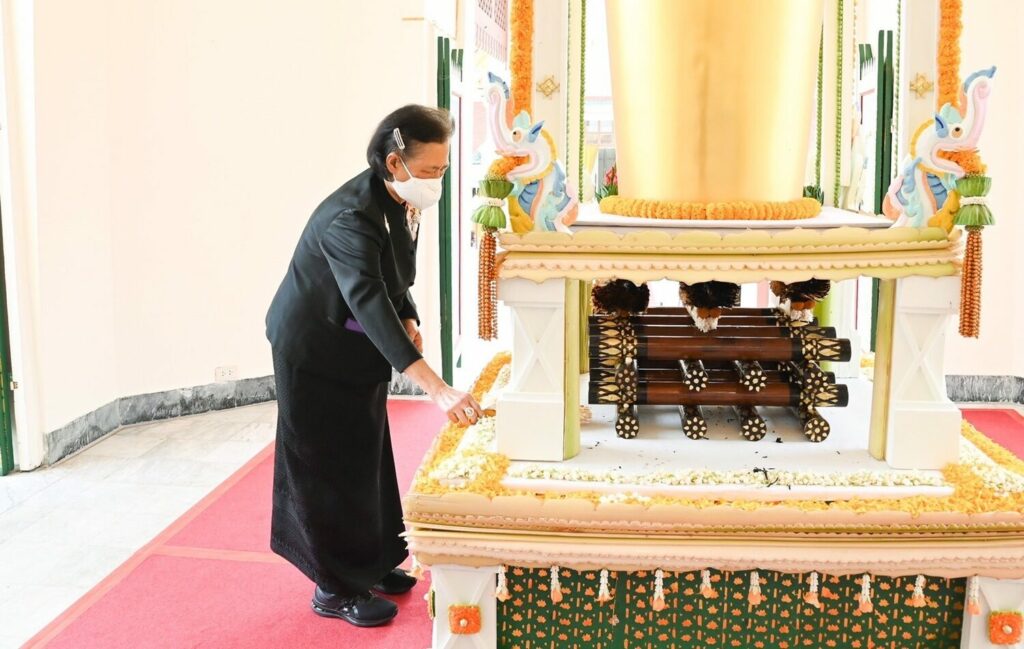 泰国国王皇后下跪,泰国王后跪在国王面前