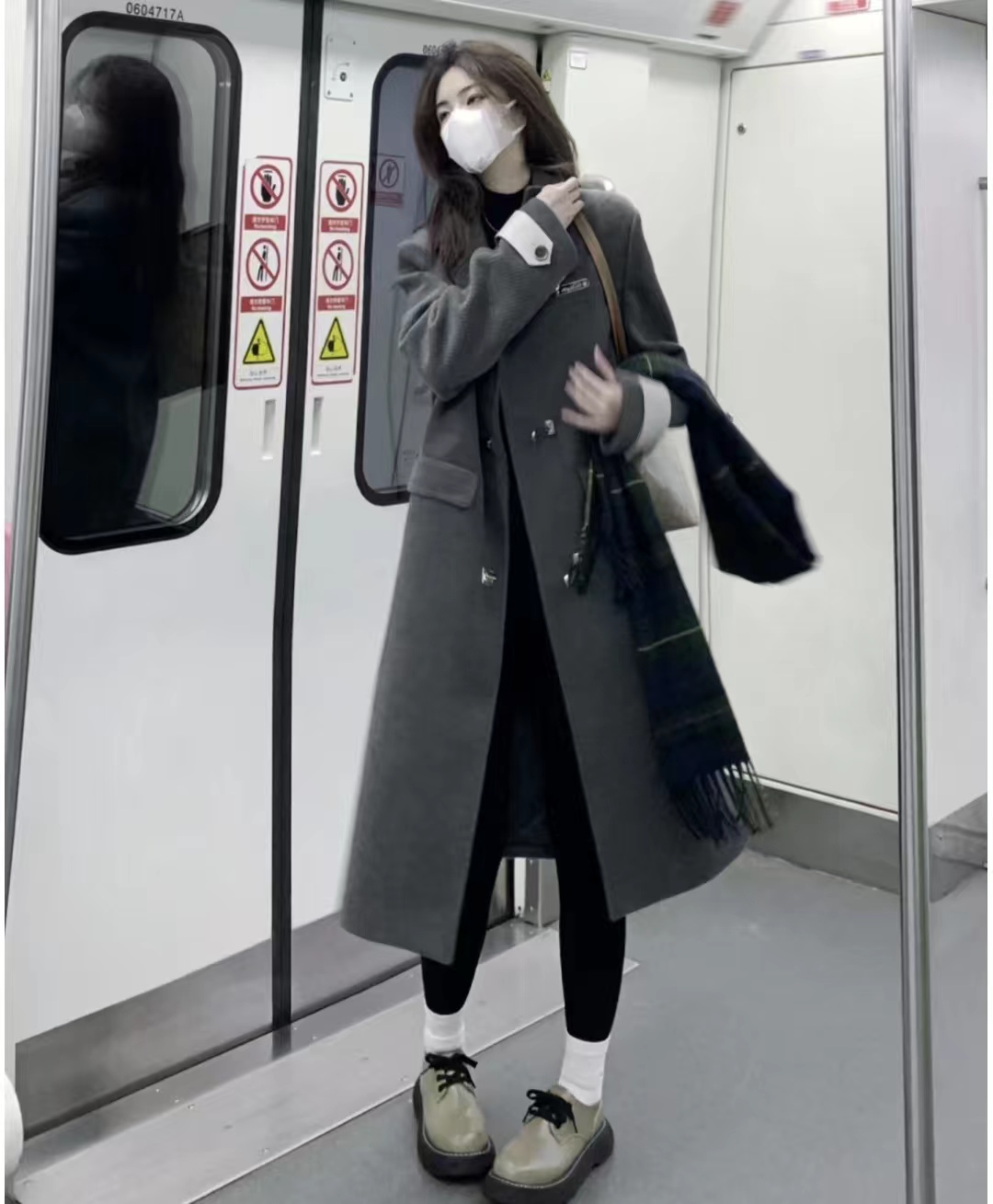 中款深灰色大衣怎么搭配好看,maxmaralabbro灰色大衣