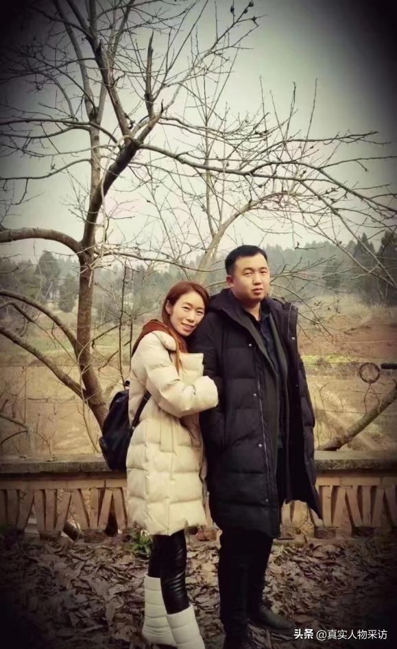 我,离异后摆地摊还债,意外被小15岁小伙追求,开启人生第二春