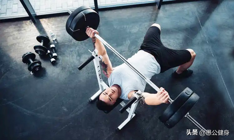 哑铃和杠铃哪个动作好,哑铃和杠铃应该怎样正确使用