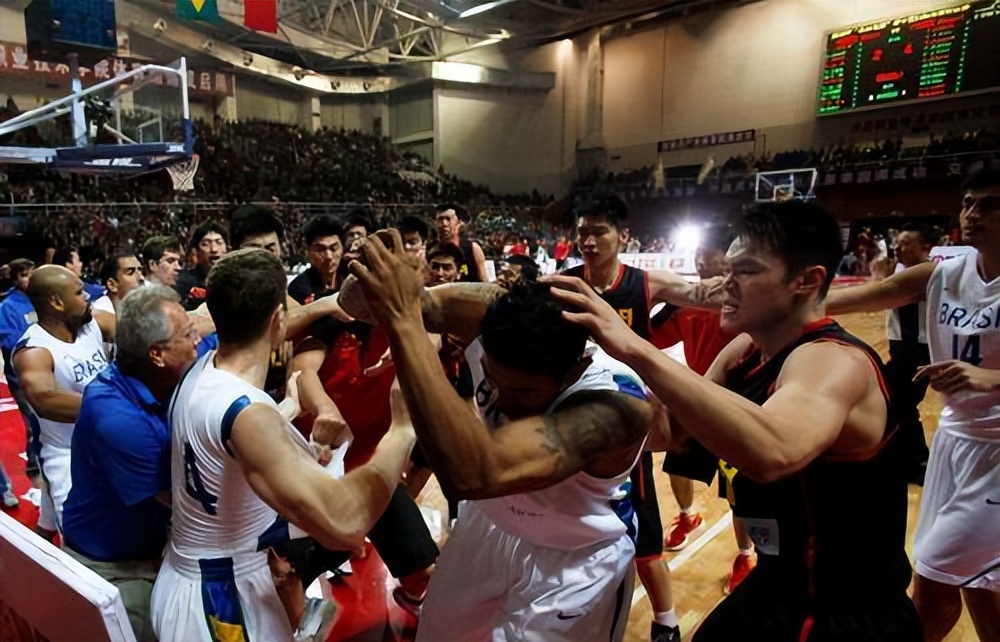 朱芳雨给老万颁发总冠军戒指,cba朱芳雨总决赛