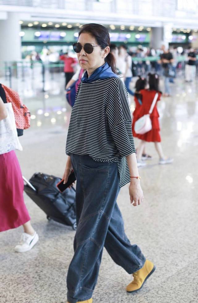 倪萍黑裙,62岁倪萍现身飒气扬雄十足