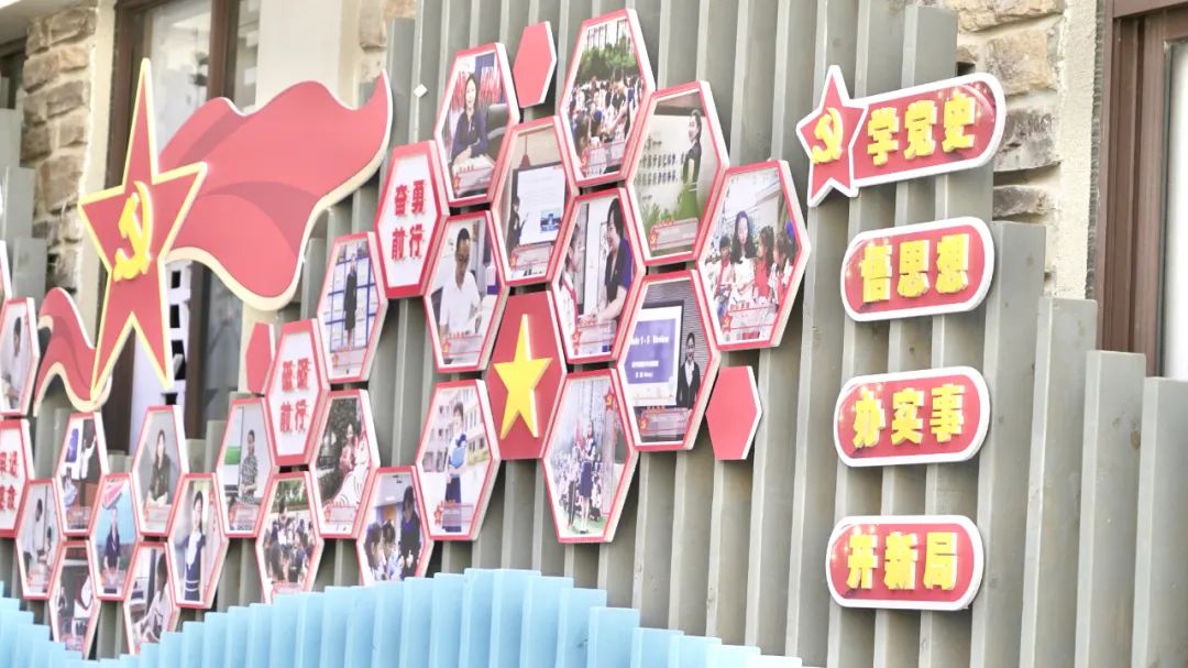 与南宁多所小学建立“与光同行•星空图书馆”，这一年我们把思政教育的火光点亮给学生们