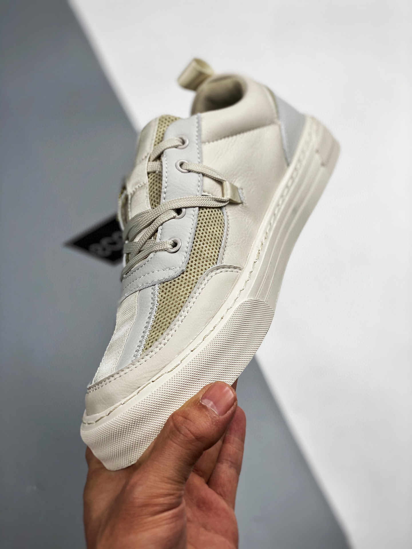 白色阔腿牛仔长裤搭配板鞋秋冬,阔腿牛仔裤搭配板鞋学生党