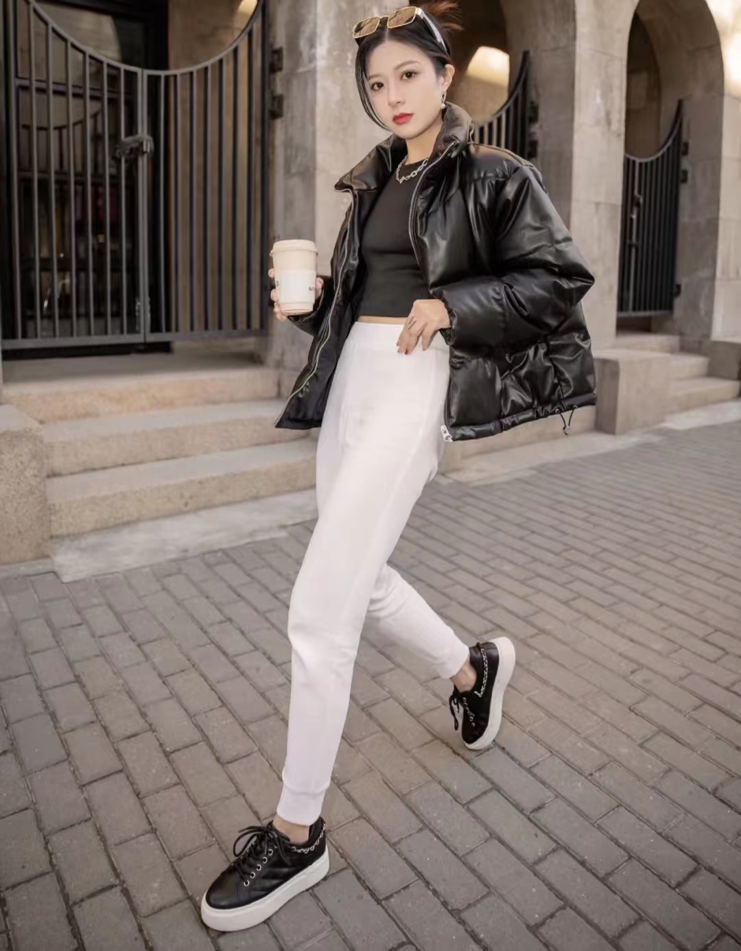 19冬羽绒服穿搭,韩款黑色羽绒服搭棕色长靴