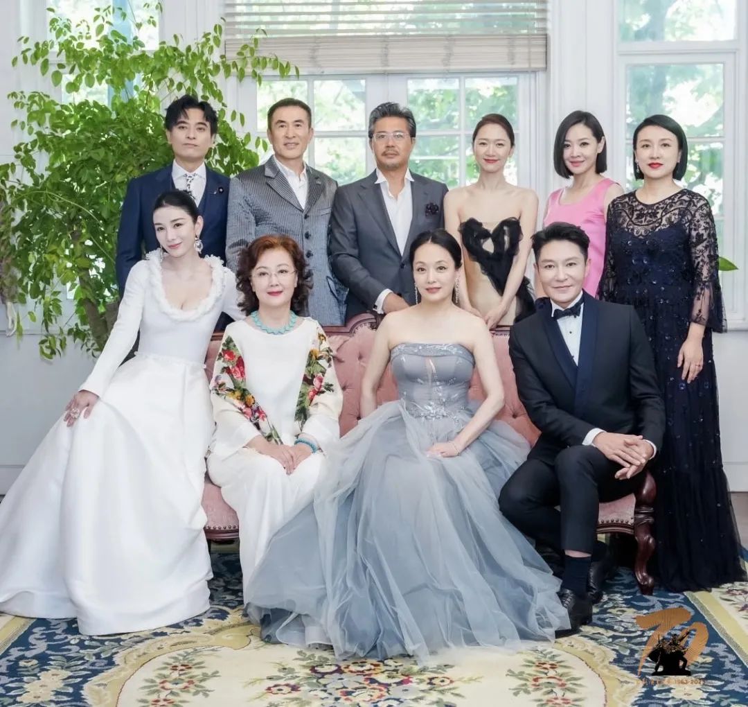 上影节红毯上影厂老演员集体亮相赵静优雅佟瑞欣挺拔于慧风情万种