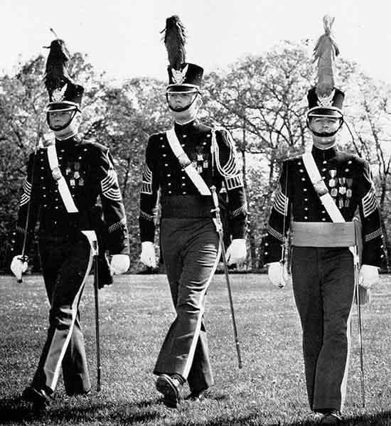 特朗普年轻时的颜值像猫王,特朗普年轻时帅气