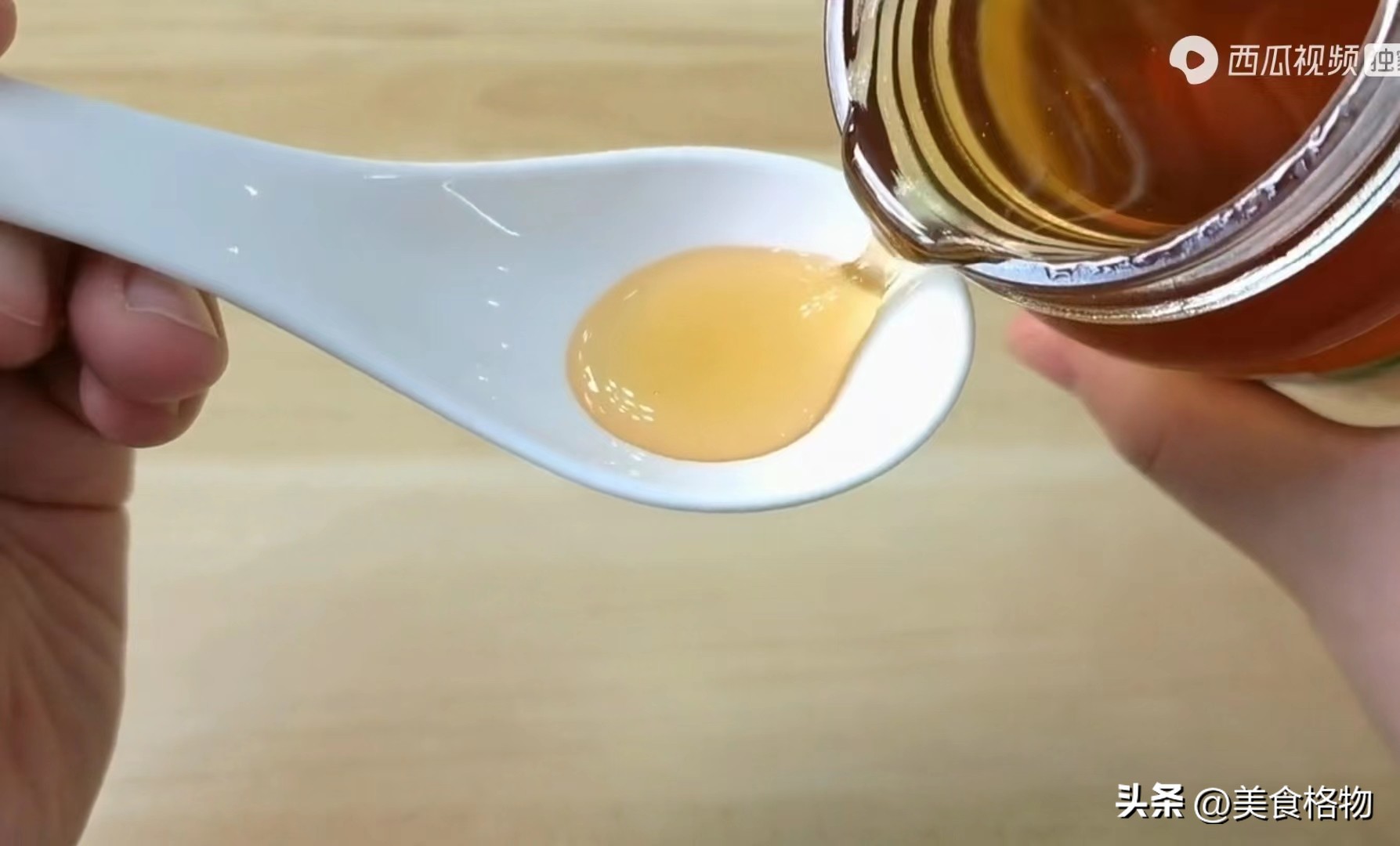 蜂蜜真假辨别方法养蜂人视频,猪油一样的蜂蜜怎么辨别真假