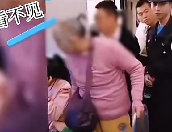 道德绑架，老太高铁买无座票强求小姑娘让座，乘务员劝阻遭辱骂