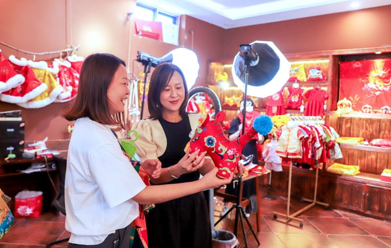 闻喜小糖人婴幼儿服饰：加紧生产“布老虎”服饰满足节日市场