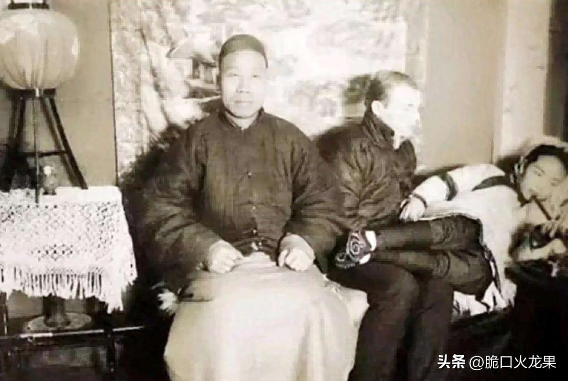 30个老照片记录女子与洋人*片鸦**烟枪下的白日梦