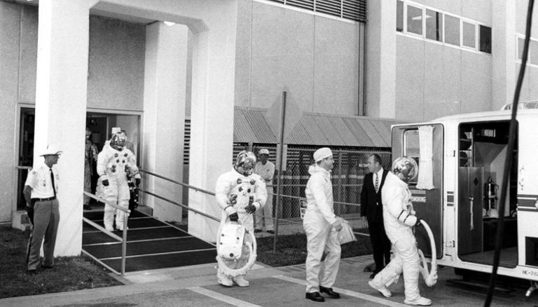 九死一生的阿波罗登月计划，实验中死亡三人，阿姆斯特朗差点牺牲