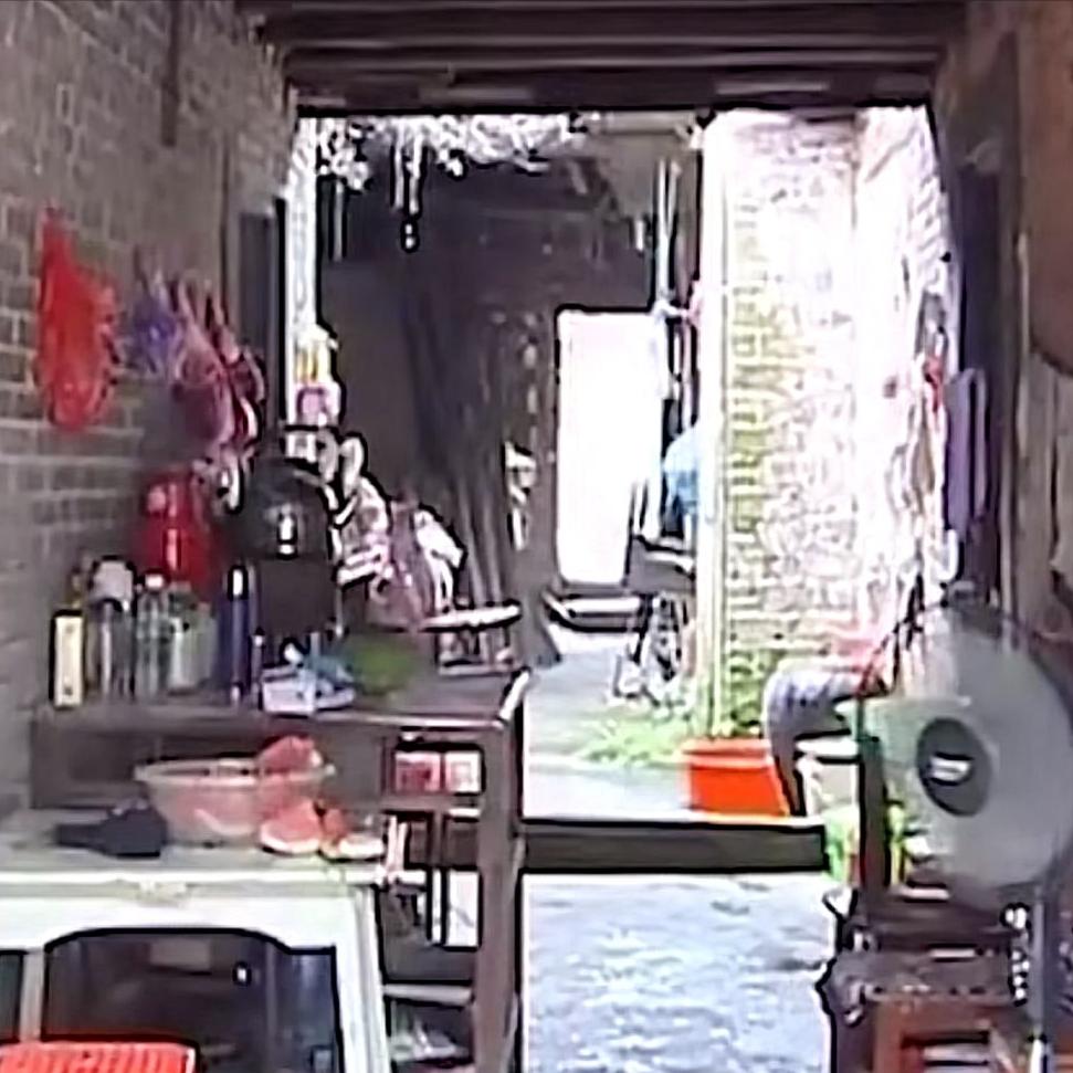 80岁老父恋上俏保姆，子女将两人赶出家门，老人：不同意我就自杀