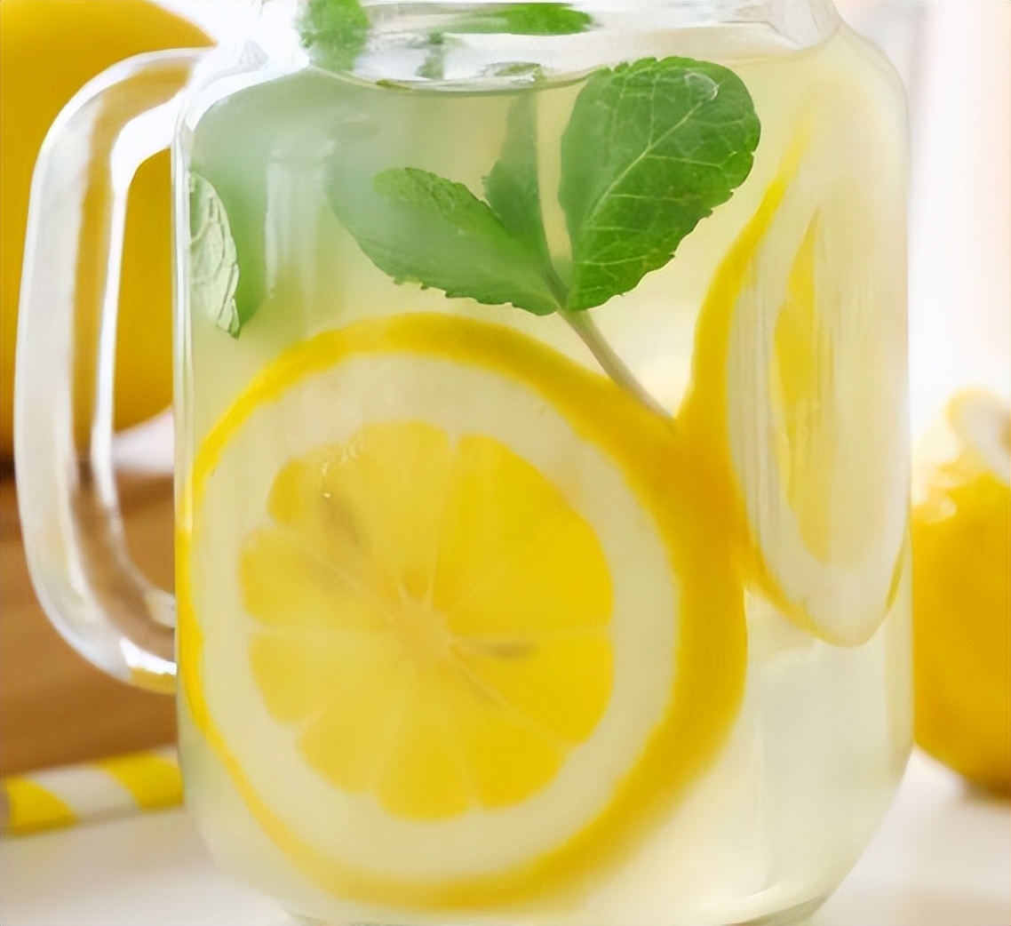柠檬泡水喝的两大禁忌,柠檬泡水喝的禁忌和副作用