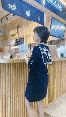 伴娘蹲角落里玩手机,伴娘躲在角落玩手机很漂亮