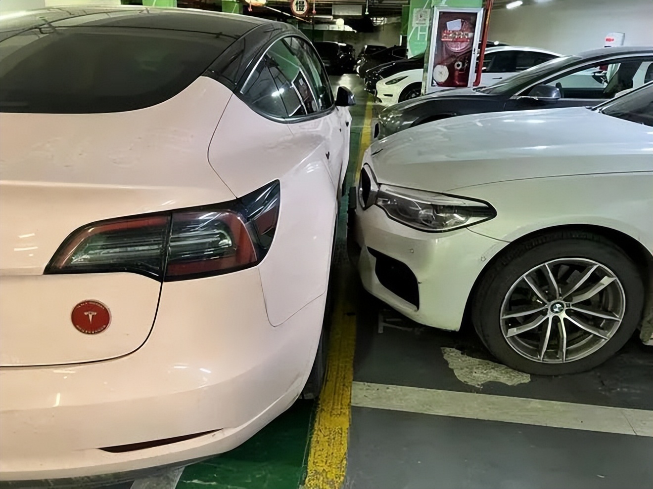 宝马占用超充车位,被特斯拉怒堵4天!网友炸锅,遇到这事怎么办?