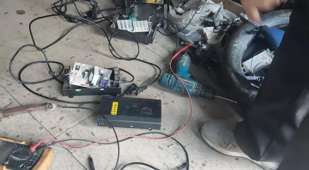 电动车新换的电池充满电不跳绿灯,电动车充满电加速掉二格电怎么了