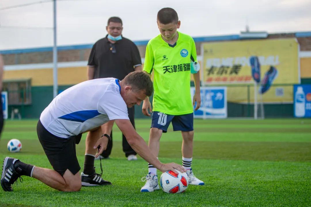 “十城带百县”助力乡村振兴|*疆新**和田足球小巴郎感受天津足协外教训练指导现场观战津超赛事