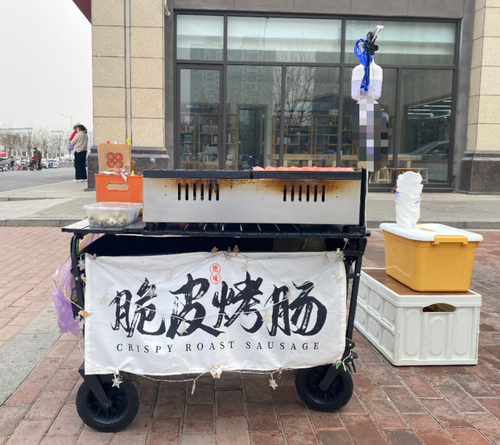 95后00后兼职摆摊频上热搜,90后小伙摆摊月入过万上热搜