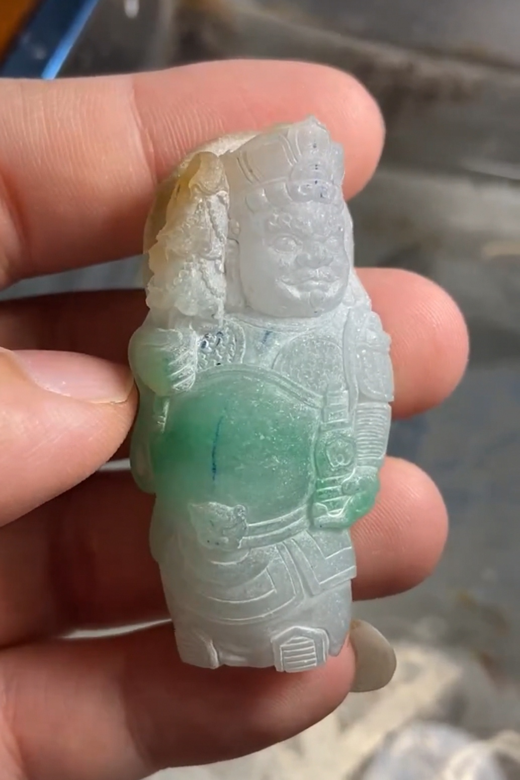 手指大的原石,雕刻好的翡翠毛料