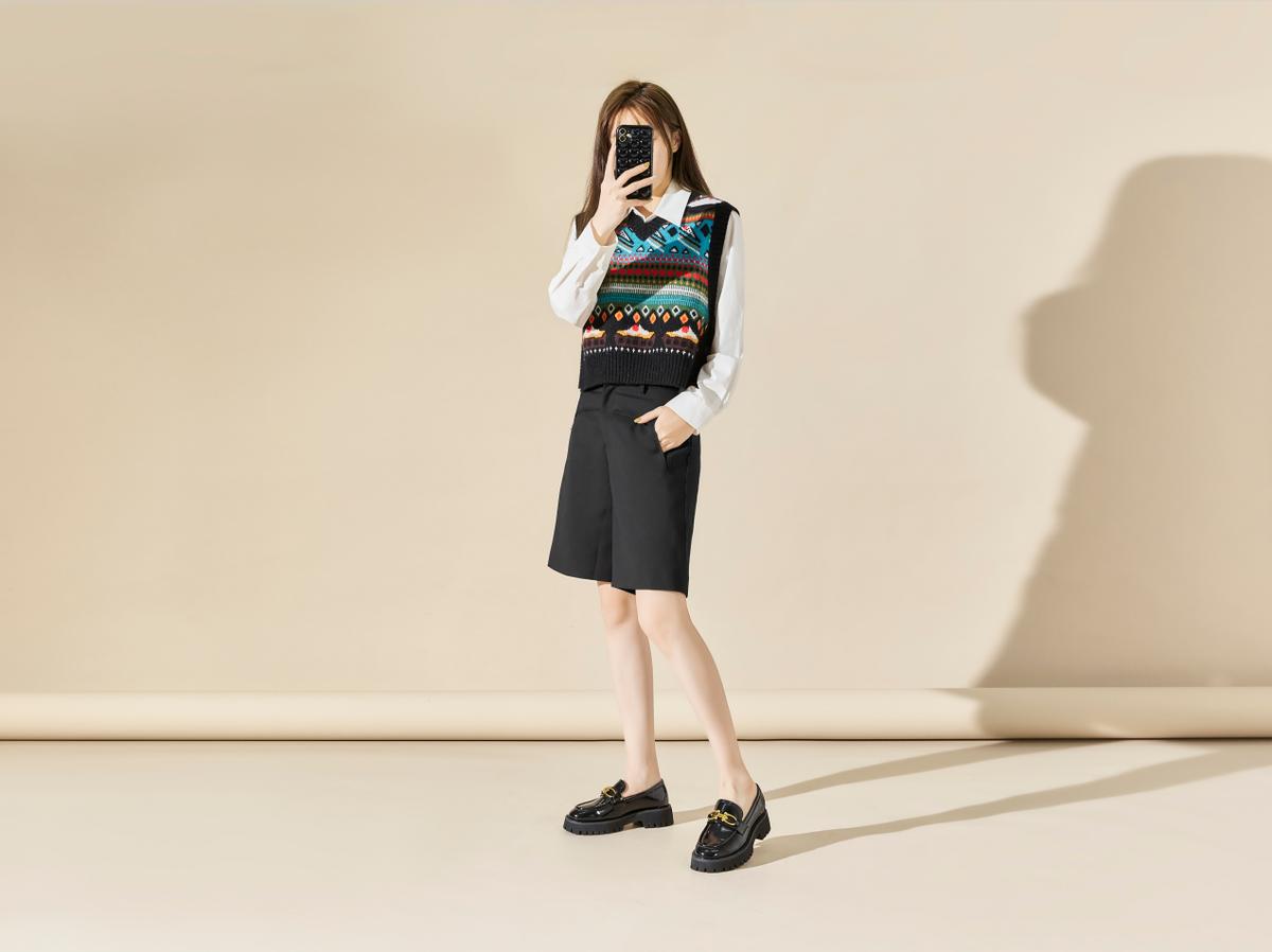 谁穿谁精致，皱镜面金属扣厚底乐福请求出列