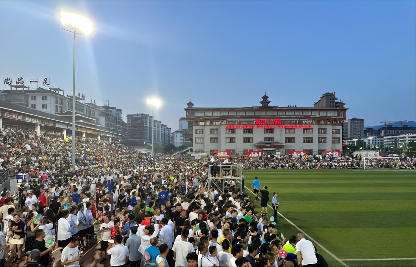 贵州“村超”的足球之夜,贵州村超足球邀请赛引爆全民狂欢