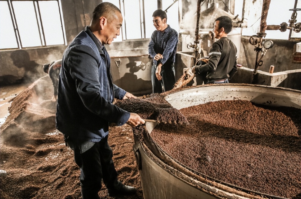 百斤高粱能酿出多少酒?白酒行业背后的利润有多大,你真的了解吗