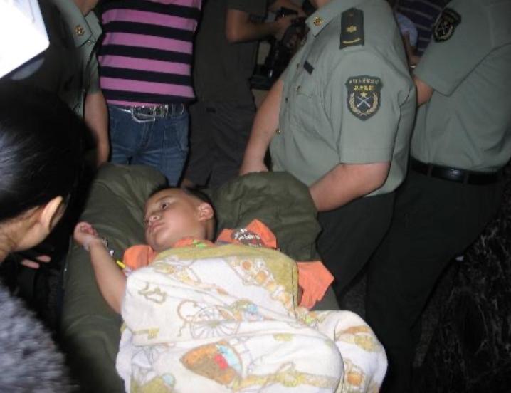 汶川地震中敬礼娃娃郎铮原视频,汶川地震敬礼娃娃完整版