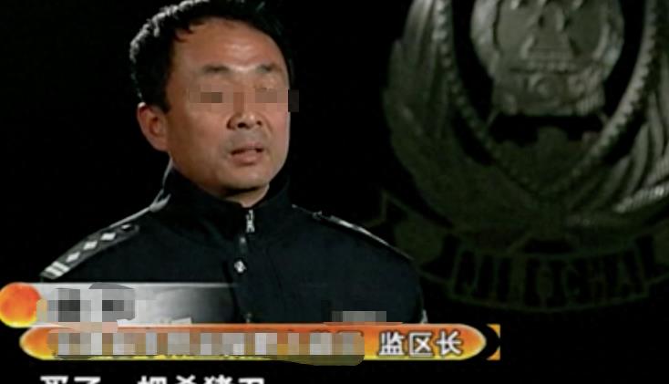 男子和妻子嬉戏打闹,男子和妻子打闹不料摔倒