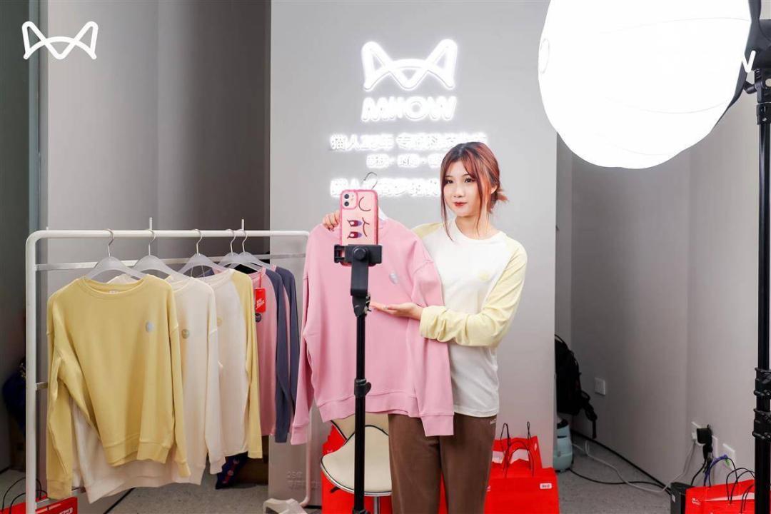 持续霸榜抖音、快手，直播界“内衣女王”到底是怎么练成的？