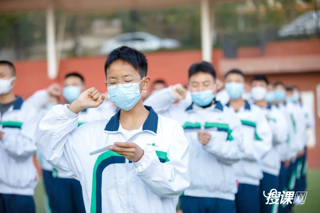 3000多名师生传递国旗为祖国庆生,开学典礼百人传旗