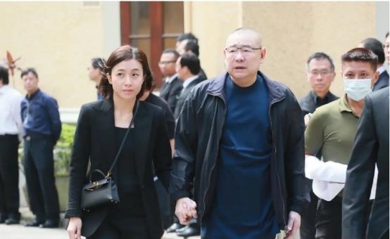 出门带保镖，一顿饭吃6万元的黄油蟹，一年亏掉丈夫100亿的人