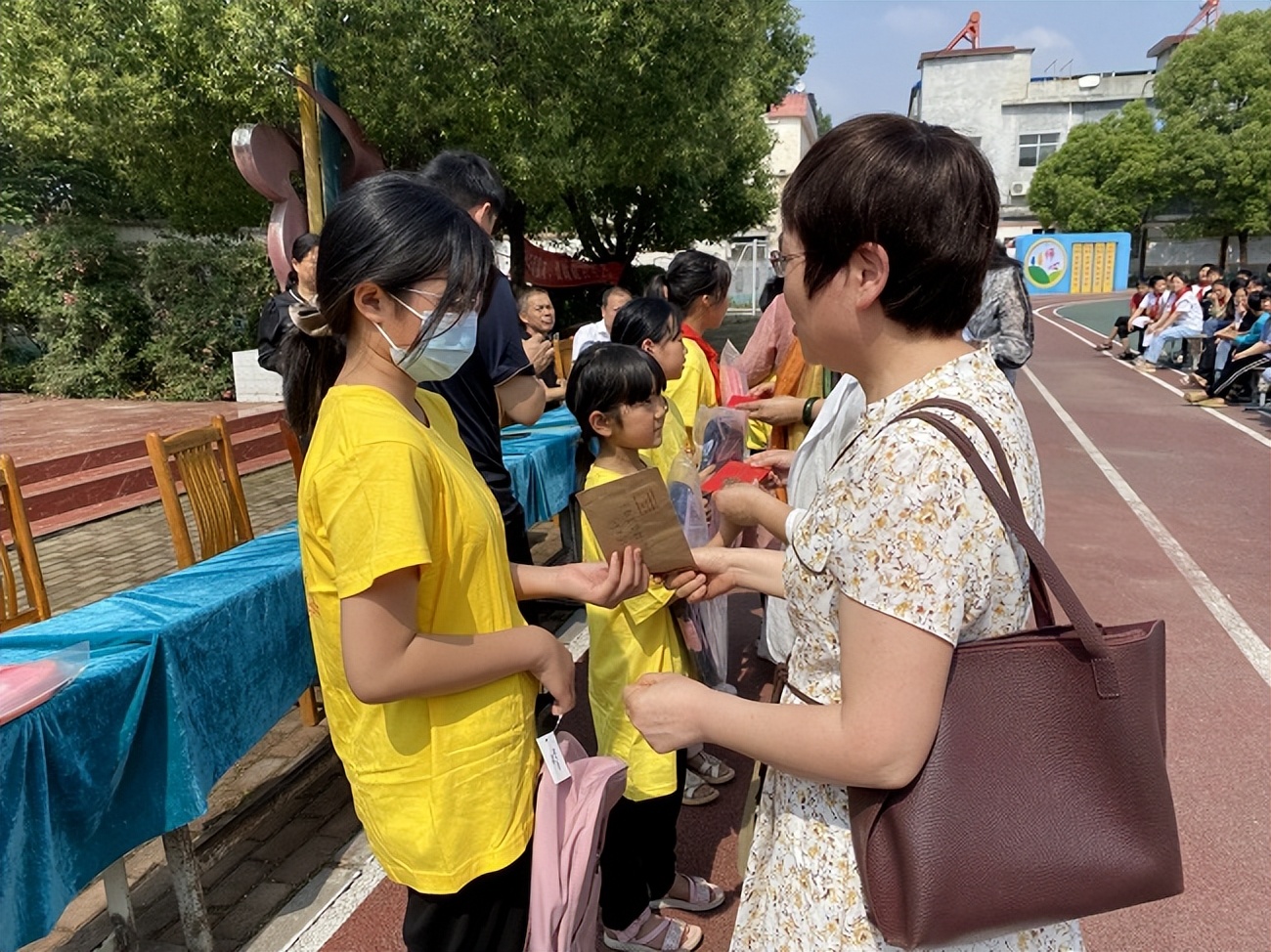 南阳市妇联代理妈妈结对帮扶仪式,代理妈妈帮扶贫困学生