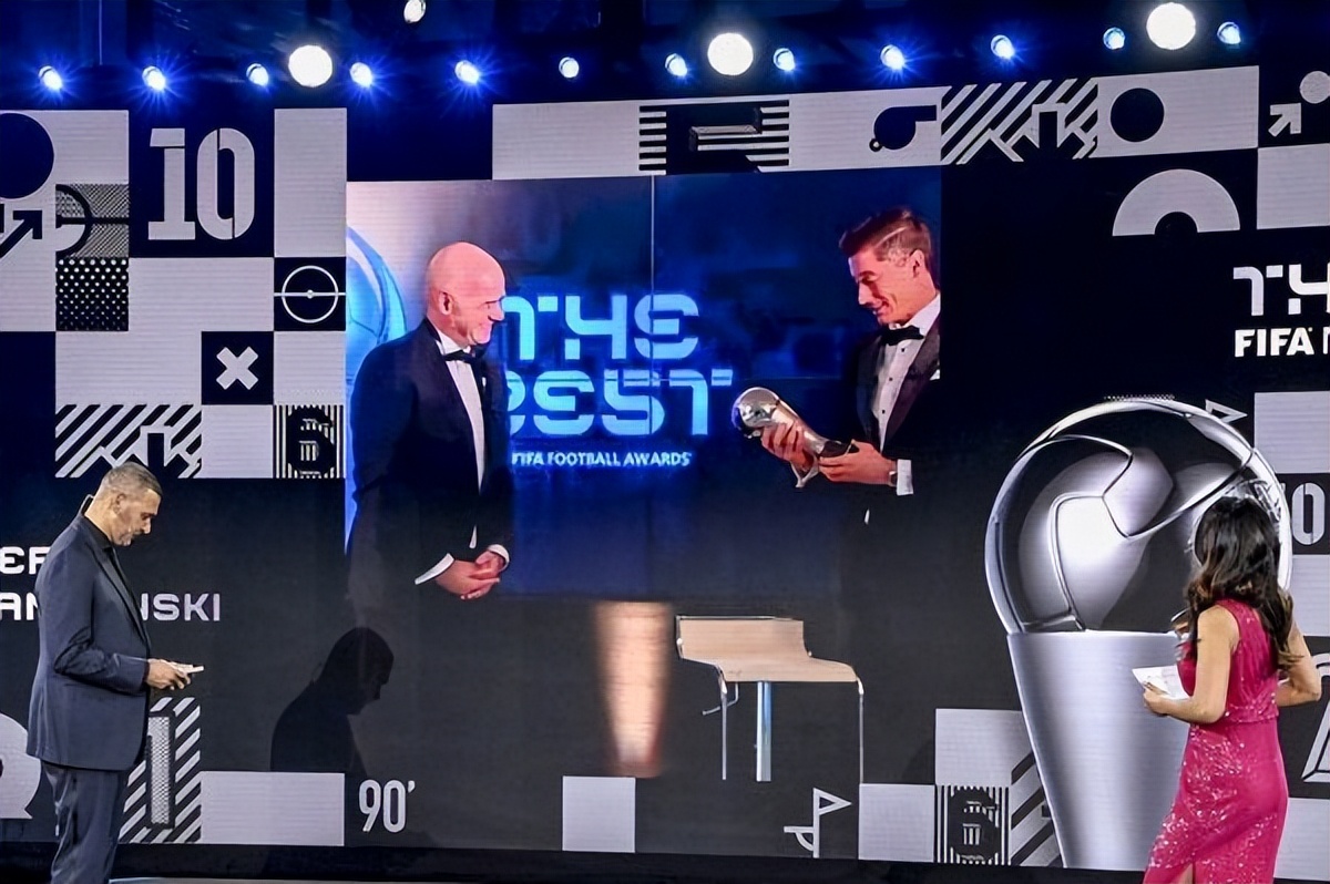 6-1！前世界第一太狠了，10分钟3球+教莱万做人，将成C罗最爱