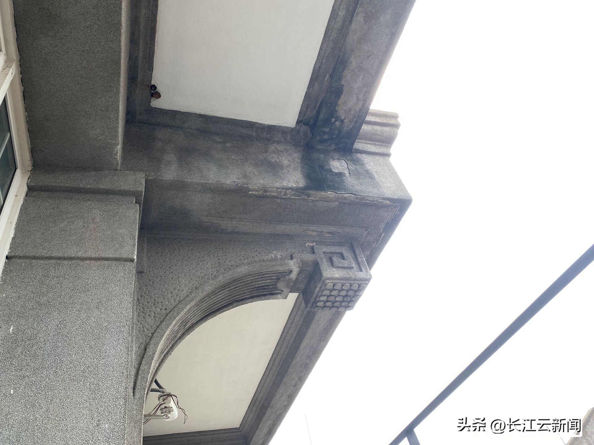 江汉路外立面脱落,江汉路被砸小伙