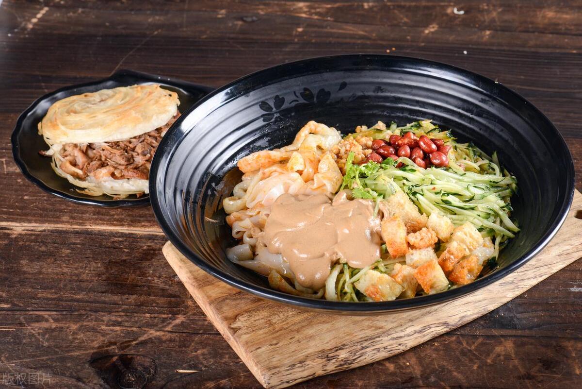 女子卖凉皮用1元啤酒年赚63万,夫妻卖凉皮一年挣八万