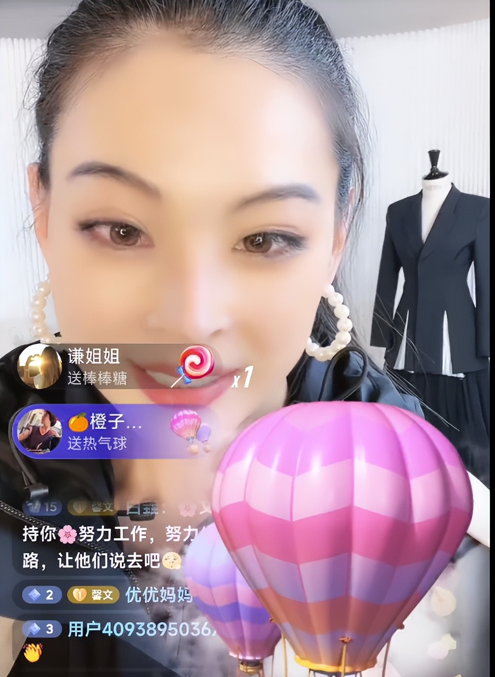 文文直播边跳边卖货，7000粉丝狂送礼！做直播，她比张兰有料